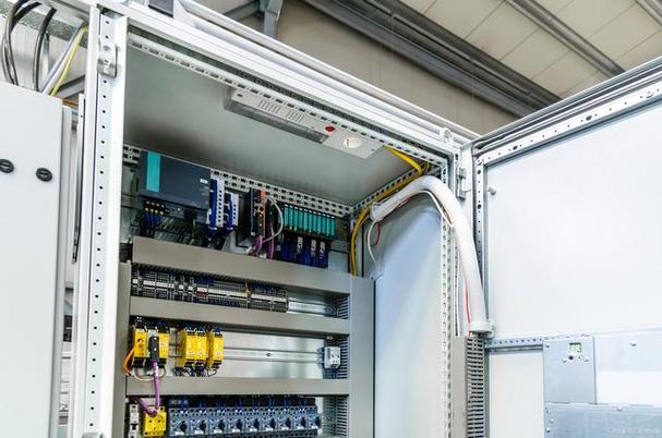 电气设备自动化控制柜,是指通过电气控制系统,在安装在电气设备上的